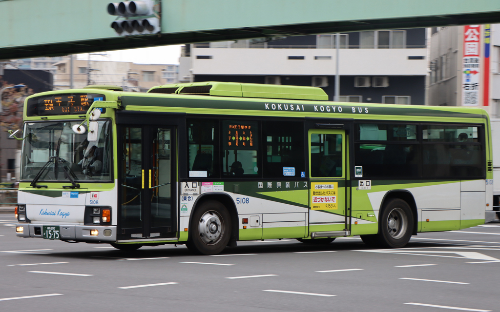 国際興業バス 5108 練馬200か1575: exhaust note.