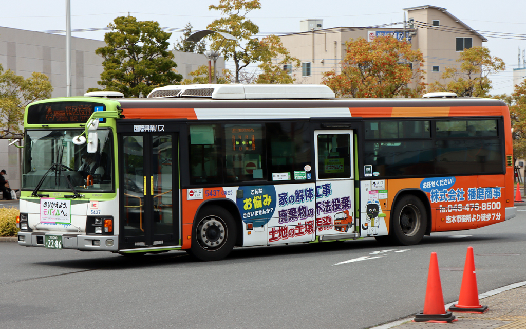 国際興業バス 5437 大宮200か2286: exhaust note.